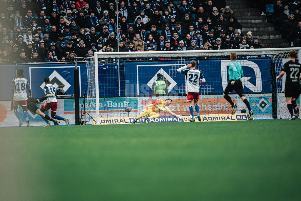 Fußball | Männer | Saison 2023/2024 | 2. Fußball-Bundesliga | 16. Spieltag | Hamburger SV vs. SC Paderborn 07 | 09.12.2023 | Daniel Heuer Fernandes (#1, HSV) kann den Ball nicht halten. Tor für Paderborn