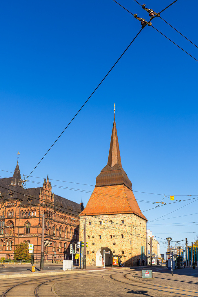 Blick auf das Steintor in der Hansestadt Rostock im Herbst | Blick auf das Steintor in der Hansestadt Rostock im Herbst.