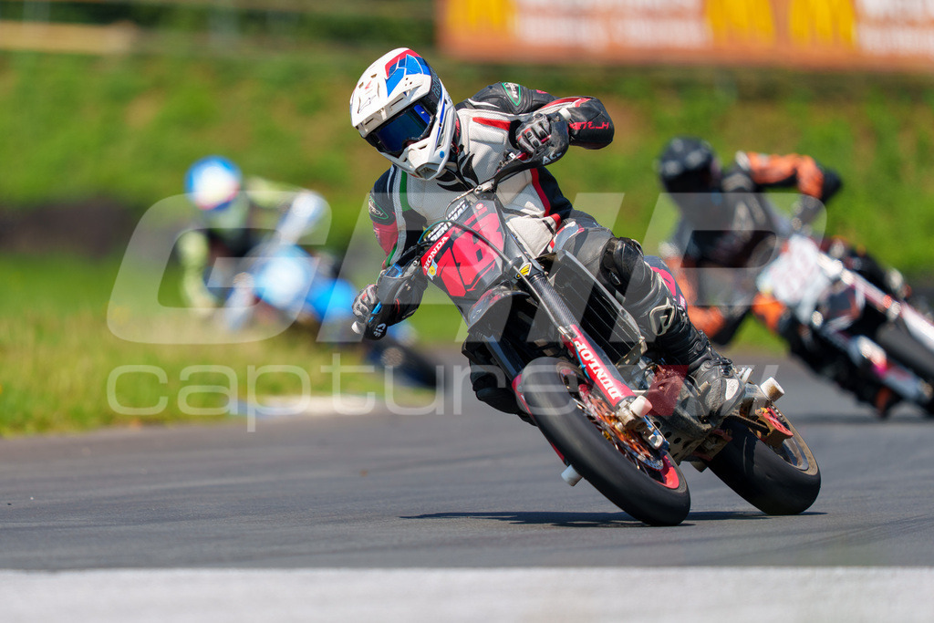G-Cup + Supermoto Staatsmeisterschaft + Hungarian Supermoto Championship | GRIPcapture steht für authentische Sportfotografie in Österreich – für Momente, die mehr sind als Geschwindigkeit oder Ergebnis. Es geht um Emotion, Spannung, Fokus und den Augenblick, der oft nur einen Wimpernschlag dauert.Ob Motorsport, Teamsport oder 