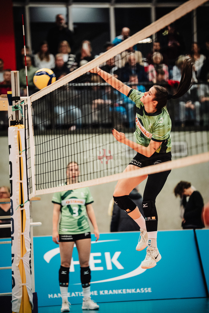 Volleyball | Frauen | Saison 2025/2026 | Volleyball Bundesliga | ETV Hamburger Volksbank Volleys vs. Ladies in Black Aachen | 29.10.2025 | Celine Jebens (#1, Ladies in Black Aachen) beim Aufwärmen