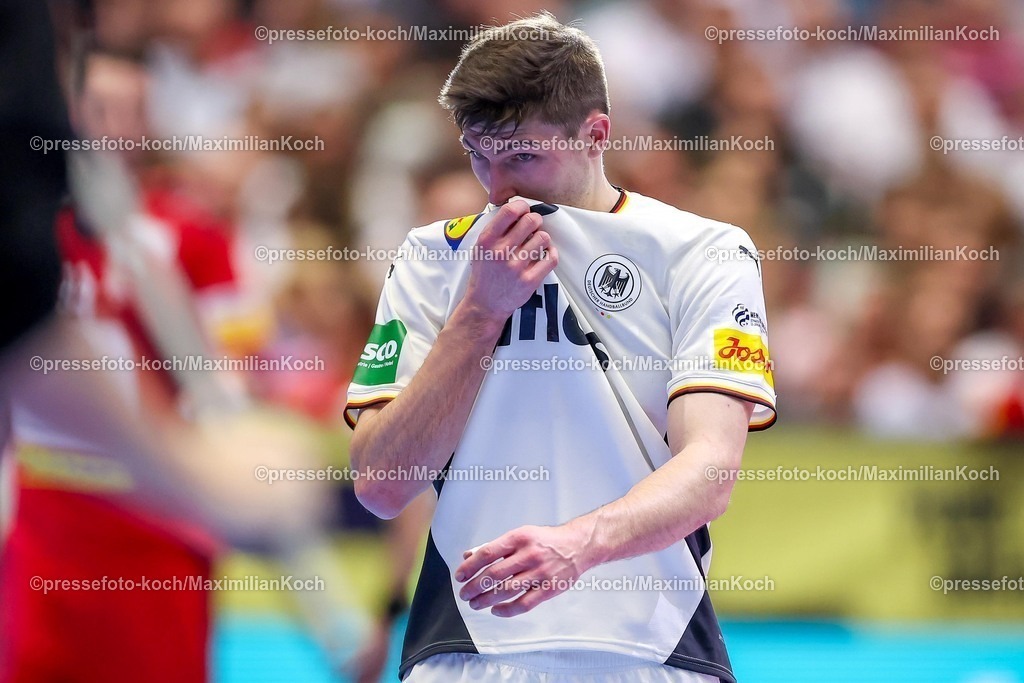 EHF17012602105 | 17.01.2026, Handball, Men's EHF EURO 2026, Deutschland - Serbien, Jyske Bank Boxen in Herning, Dänemark, Preliminary Round:  Lukas Zerbe (Germany #17)  sichtlich Enttäuscht bei der Niederlage gegen Serbien Enttäuschung 