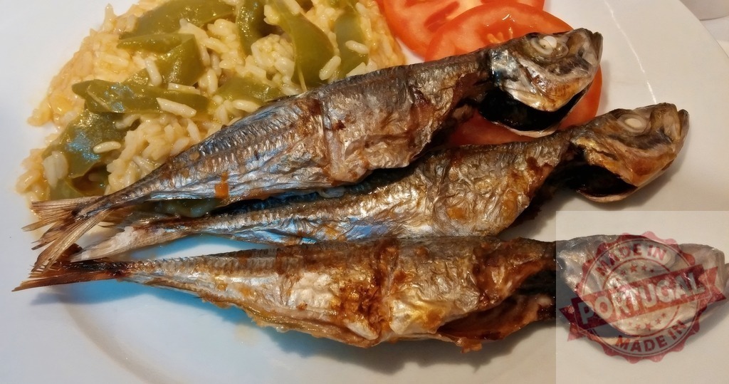 Fried fish with rice, green beans and tomatoes on plate | Fried fish served on a white plate with rice, green beans, and fresh tomato slices representing a healthy meal - Realisiert mit Pictrs.com