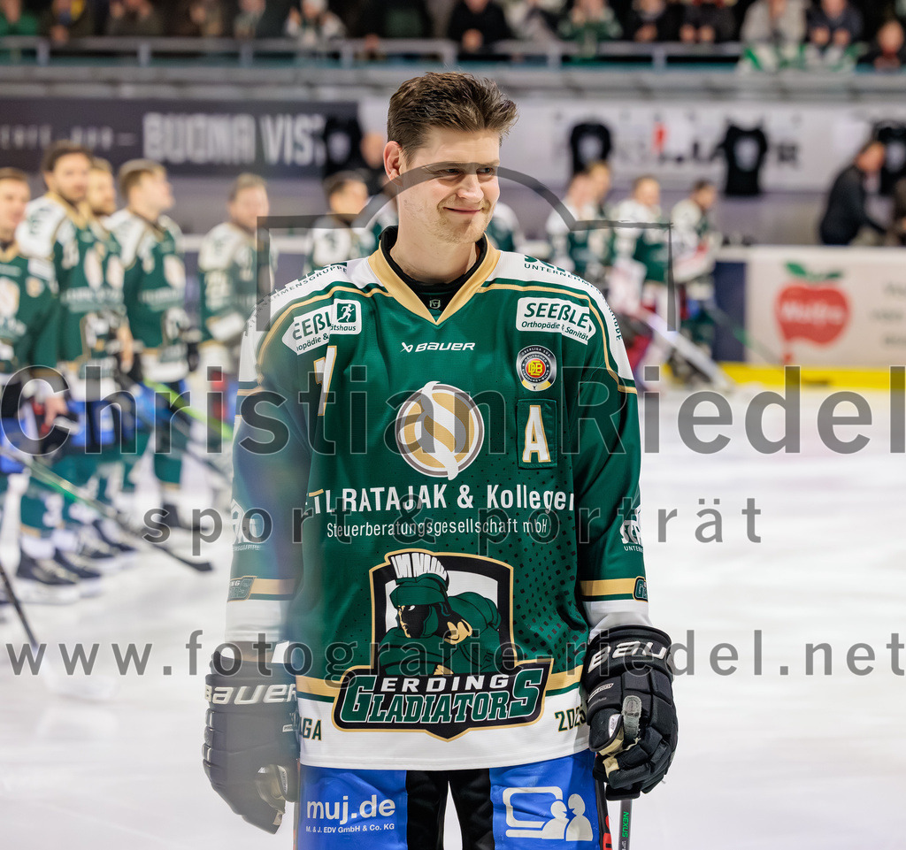 2026-02-27_015_TSV_Erding_gegen_EV_Fuessen | Erding, Deutschland, 27.02.2026:Eishockey, Oberliga Süd 2025 / 2026, 51. Spieltag, TSV Erding gegen EV Füssen, Endergebnis: 2:4Elia Ostwald (Erding Gladiators, #17)Foto: Christian Riedel / fotografie-riedel.net