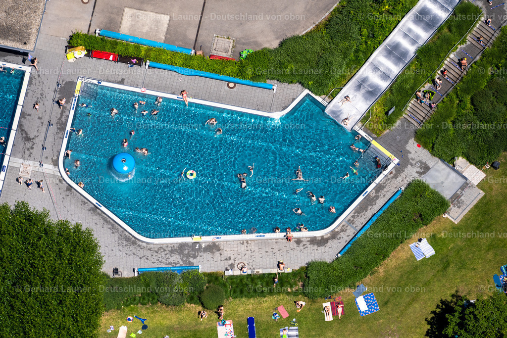 4031601 | WASSERBURG (BODENSEE) 12.06.2020 Strandbad Aquamarin Wasserburg mit Badegästen in Wasserburg (Bodensee) am Bodensee im Bundesland Bayern, Deutschland. // Shore areas of the lido Aquamarin Wasserburg with bathers in Wasserburg (Bodensee) on Lake Constance in the state Bavaria, Germany. Foto: Gerhard Launer