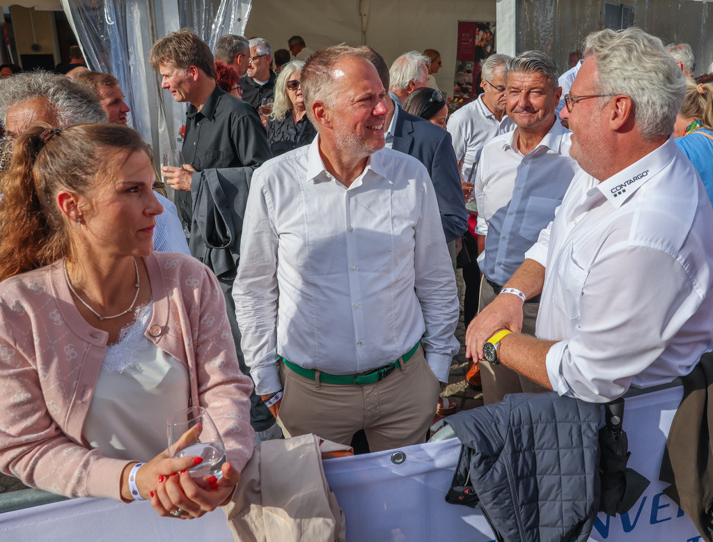 top-top.de-250828-068 | Foto, Video, Fotografie, Videografie, Fotobox, DJ, Discjockey, Musik, Musikbox, Veranstaltung, Photobooth, Amazon, Ebay, Buchtipp, Bestseller, Autor, Verlag, Buch, Wesel, Hamminkeln, NRW, Dinslaken, Rees, Drohne, Hochzeit, Party, Fotobox, Wesel, Fotograf