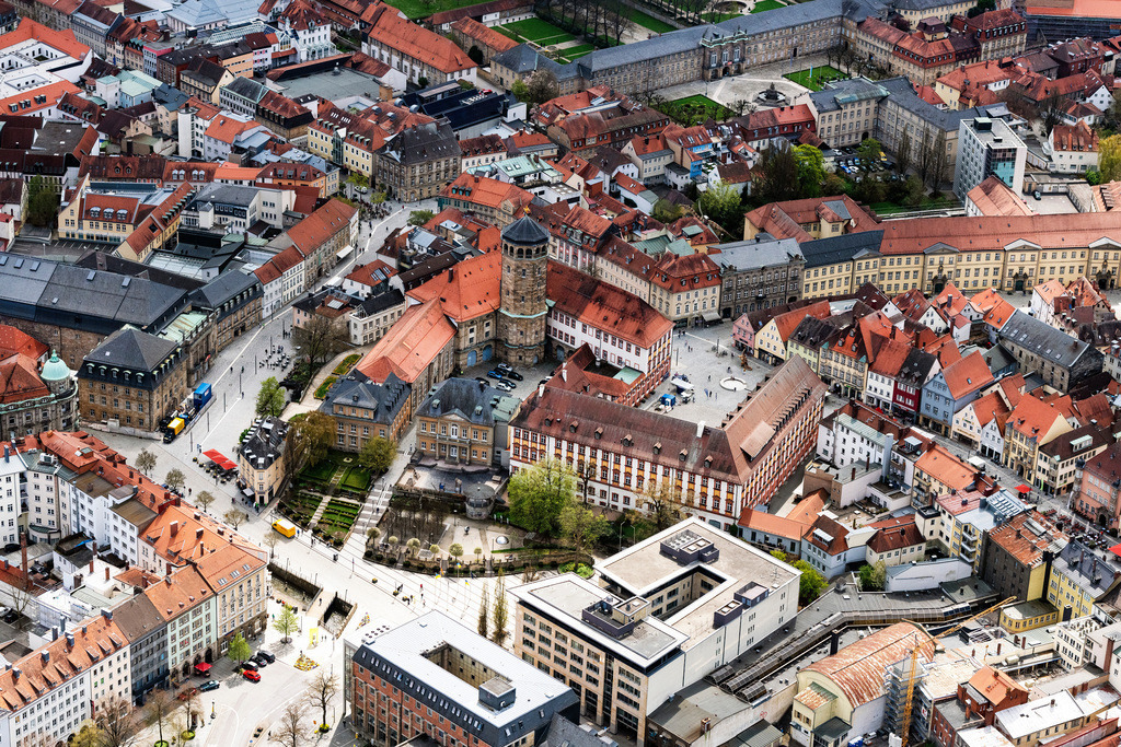 dr__0095159.jpg | BAYREUTH 28.04.2022 Kirchengebäude Schloßkirche-Unsere Liebe Frau sowie das Finanzamt im Altstadt- Zentrum der Innenstadt in Bayreuth im Bundesland Bayern, Deutschland. // Church building in Schlosskirche-Unsere Liebe Frau sowie das Finanzamt Old Town- center of downtown in Bayreuth in the state Bavaria, Germany. Foto: Daniel Reiter