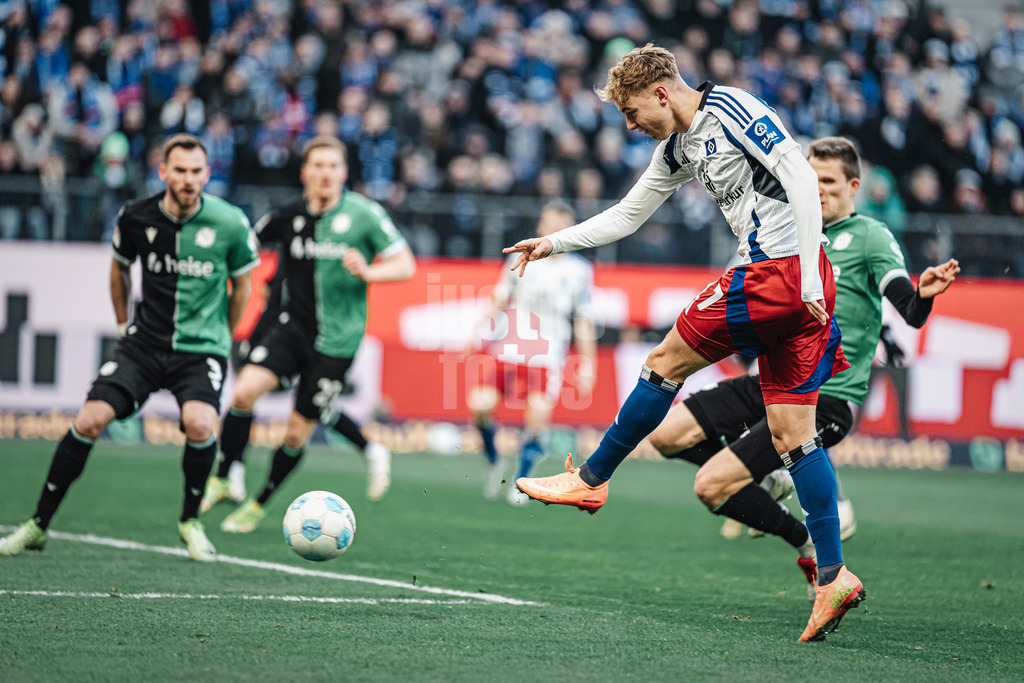 Fußball | Männer | Saison 2024/2025 | 2. Fußball-Bundesliga | 20. Spieltag | Hamburger SV vs. Hannover 96 | 02.02.2025 | Adam Karabec (#17, HSV) mit einem Torschuss