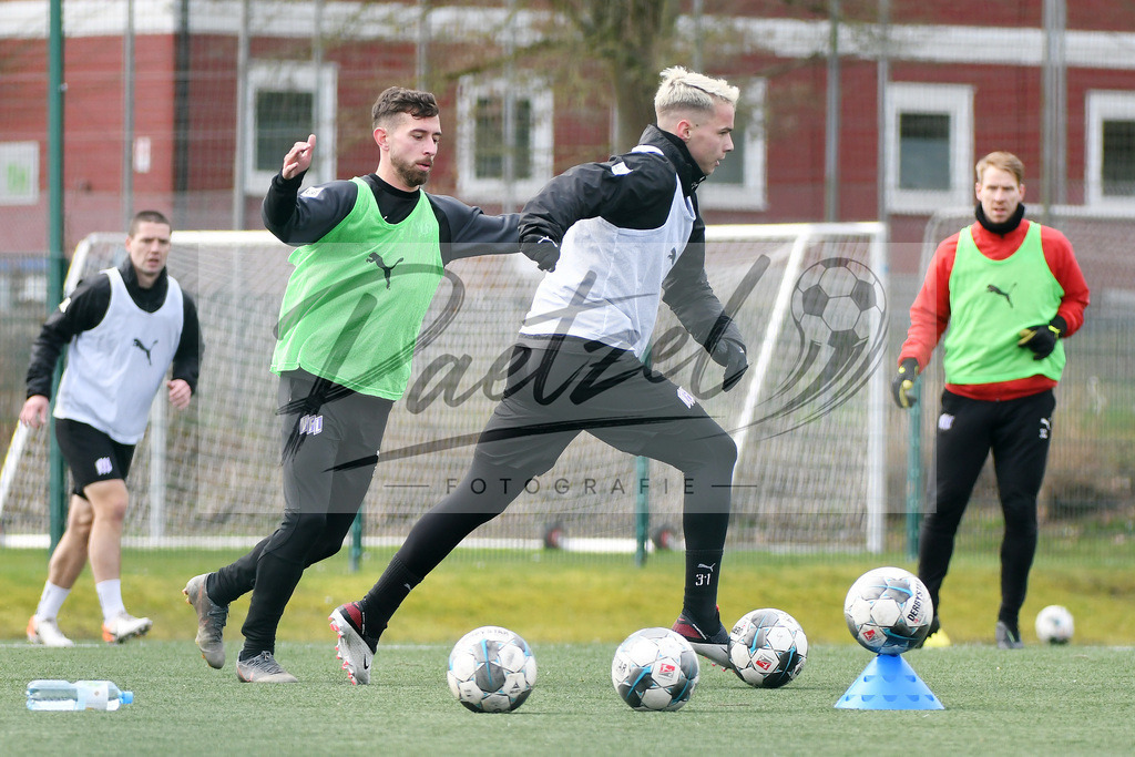 20200302_TRAOSN_0054 | Fussball, Herren: Manuel Farrona Pulido (VfL Osnabrueck) und Niklas Schmidt (VfL Osnabrueck) im Zweikampf waehrend der Trainingseinheit des VfL Osnabrueck im Sportpark Illoshoehe am 02.03.2020 in Osnabrueck, Deutschland. - Realisiert mit Pictrs.com