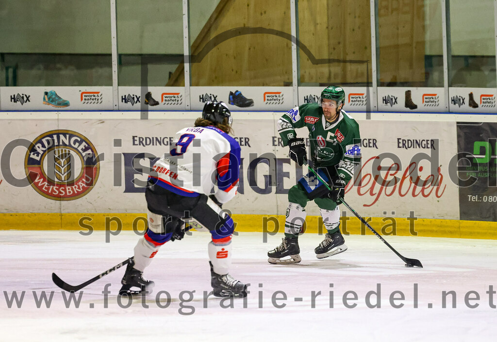 2023-11-03_002_TSV_Erding_gegen_ESC_Dorfen | Erding, Deutschland, 03.11.2023:
Eishockey, Bayernliga Vorrunde 2023 / 2024, 6. Spieltag, TSV Erding gegen ESC Dorfen, Endergebnis: 11:3

Thomas Vrba (ESC Dorfen, #9), Philipp Michl (Erding Gladiators, #77)

Foto: Christian Riedel / fotografie-riedel.net