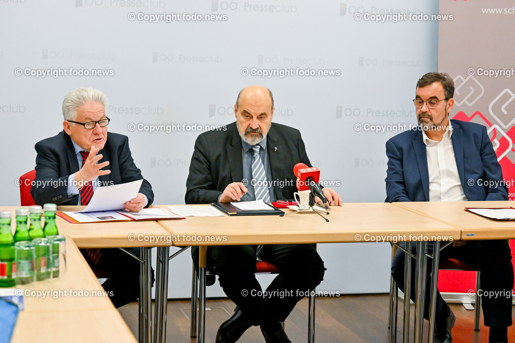 Pressekonferenz ProOriente_ Die Veränderung der Epoche-Herausforderung für die Christen_ 09.03.2023-42 | 09.03.2023, Presseclub Linz, AUT, Pressekonferenz Pro Oriente, Die Veraenderung der Epoche-Herausforderung fuer die Christen, im Bild LH a.D. Josef Puehringer (Vorsitzender von PRO ORIENTE Sektion Linz), Tomáš Halík (Professor für Soziologie an der Karlsuniversitaet in Prag), Helmut Außerwoeger (Direktor des Bildungshauses Schloss Puchberg)

