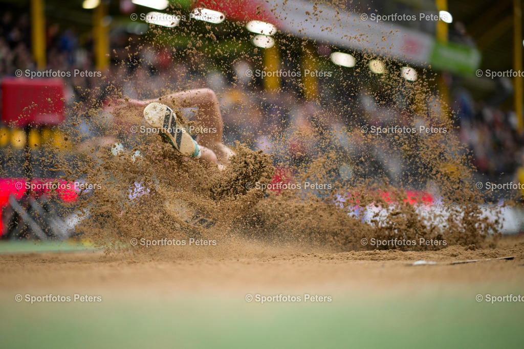 DM Halle 2026_Samstag-196 | 28.02.2026, xkaix, Leichtathletik Deutsche Meisterschaften Halle 2026,  v.l. Der Sand fliegt beim Weitsprung - Realisiert mit Pictrs.com