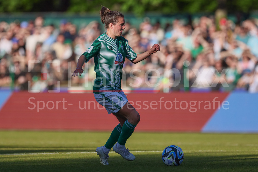 Fussball, Google Pixel Frauen-Bundesliga, SV Werder Bremen - VfL Wolfsburg | v.li.: Rieke Dieckmann (SV Werder Bremen, 22) am Ball, Freisteller, Einzelbild, Ganzkörper, Aktion, Action, Spielszene, DIE DFB-RICHTLINIEN UNTERSAGEN JEGLICHE NUTZUNG VON FOTOS ALS SEQUENZBILDER UND/ODER VIDEOÄHNLICHE FOTOSTRECKEN. DFB REGULATIONS PROHIBIT ANY USE OF PHOTOGRAPHS AS IMAGE SEQUENCES AND/OR QUASI-VIDEO.