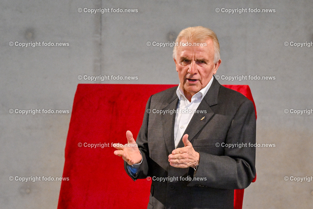 Asten_ Paneum_ Enthuellung Kunstwerke_ 26.09.2023-4 | 26.09.2023, Asten, AUT, Enthuellung Kunstwerke, Bread-Head und Sweet-Head im Bild Peter Augendopler (Gruender des PANEUM und backaldrin-Inhaber)




