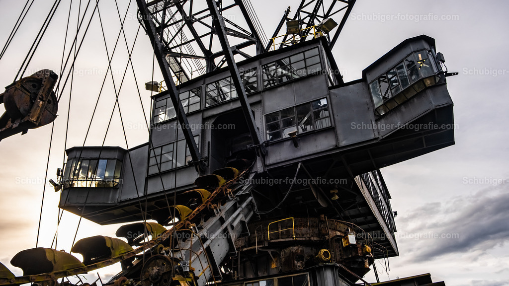 DSCF2020 | Ferropolis ist ein Industriemuseum und Veranstaltungsort in Gräfenhainichen östlich von Dessau-Roßlau auf einer Halbinsel im Gremminer See, dem ehemaligen Tagebau Golpa-Nord. Ferropolis ist Ankerpunkt der Europäischen Route der Industriekultur. Wikipedia - Realisiert mit Pictrs.com