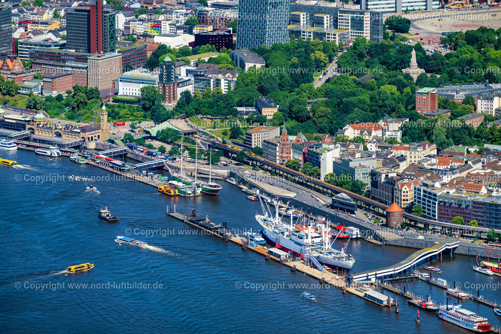 Hamburg_Hafen_Museumsschiffe_Rickmer_Rickmers_und_Cap_San_Diego_ELS_7054200625 | HAMBURG 20.06.2025 Stückgutfrachter und Museumsschiffe "Cap San Diego" "Rickmer Rickmers" an den Landungsbrücken der Hafenanlagen am Ufer des Fluß- Verlaufes der Elbe in Hamburg, Deutschland. Weiterführende Informationen bei: Cap San Diego Betriebsgesellschaft mbH,  Museumsschiff RICKMER RICKMERS. // Ship " Cap San Diego " and "Rickmer Rickmers" on port facilities on the banks of the river course of the Elbe in Hamburg, Germany. Further information at: Cap San Diego Betriebsgesellschaft mbH,  Museumsschiff RICKMER RICKMERS. Foto: Martin Elsen