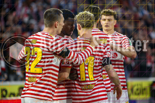 1. FC Köln vs Hamburger SV - 1. Bundesliga  | Köln, Deutschland, 02.11.25:   Ragnar Ache (1. FC Köln) Torjubel, jubelt mit seiner Mannschaft nach dem Treffer zum 1:0 waehrend des Spiels der Bundesliga zwischen  1. FC Köln vs Hamburger SV in der RheinEnergieStadion(Foto von Brauer-Fotoagentur / Adrian Schlueter)
