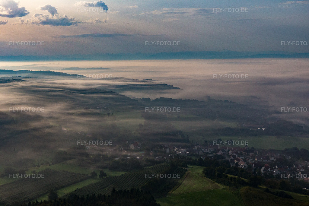 Luftbild: Nebel überm Bodensee im Ortsteil Güttingen in Radolfzell im Bundesland Baden-Württemberg in Deutschland. Foto: IMG_102875.jpg vom 26.08.2017 durch Werner Riehm/FLY-FOTO.de