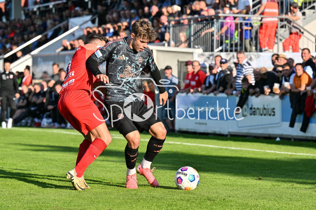SpVgg Hankofen-Hailing - FC Bayern Amateure | im Duell Daniel RABANTER (Spvgg #11) und Maximilian WAGNER (FC Bayern München II #9) / Zweikampf