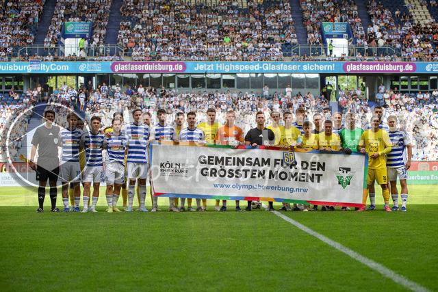 23.05.2026, GER, Fussball, Herren, Niederrheinpokal Finale, Saison 2025/2026, SC St. Tönis - MSV Duisburg | die Mannschaften halten das Banner "GEMEINSAM FÜR DEN GRÖSSTEN MOMENT" hoch