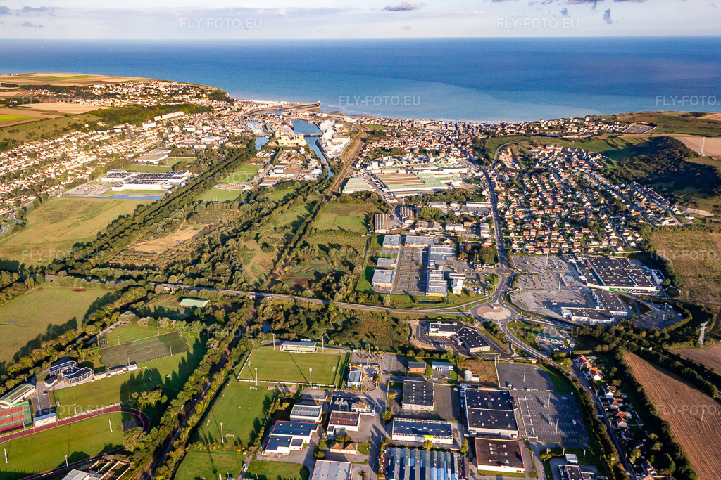 Vue aérienne: Vue de la ville à le quartier Treport Moderne in Le Tréport dans le département Seine-Maritime, France. Photo: IMG_70769.jpg prise le 24/08/2014 par Werner Riehm/FLY-FOTO.euRésolution de l'original: 4439 x 2959 px