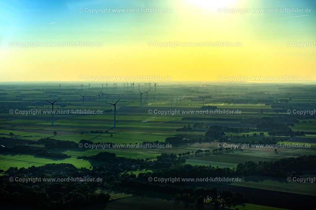 Oederquart_Windräder_ELS_8766280824 | KRUMMENDEICH 28.08.2024 Landwirtschaftliche Nutzflächen und Feldflächen mit Windenergieanlagen in Krummendeich im Bundesland Niedersachsen, Deutschland. // Agricultural land and fields with wind turbines in Krummendeich in the state Lower Saxony, Germany. Foto: Martin Elsen