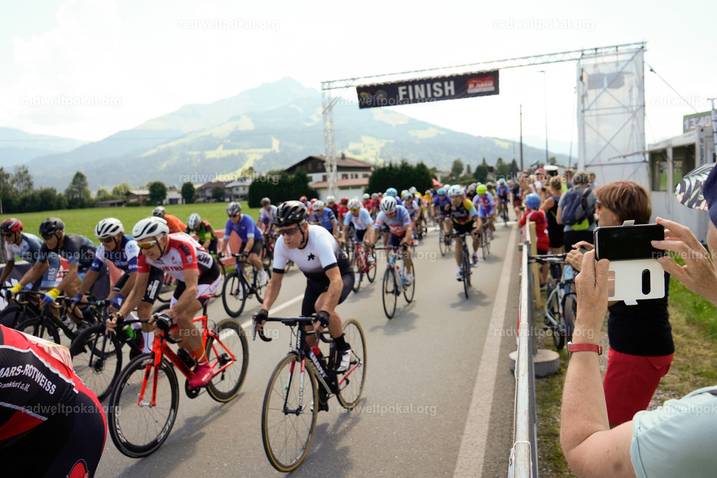 507_20230817_Bewerb_Maenner_Muehlanger | AUT - OESTERREICH, 2023-08-16: SPORT RENNRAD-FAHREN - 55. INTERNATIONALER RADWELTPOKAL IN ST. JOHANN IN TIROL  - Vintage-Radrennen mit WM-Bronze-Medaillen-Siegerin Christina Schweinberger, den Teilnehmer und Alexander Baumann (vom Orginastions-Team) - TAG 2 BEWERB MAENNER IN SECHS GRUPPEN  ; Foto: Roland Muehlanger
