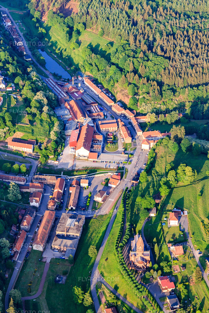 Aerial view: La Grande Place - Musée Saint-Louis and Cristalleries de Saint-Louis in Saint-Louis-lès-Bitche in the state Moselle, France. – Photo: IMG_107272.jpg taken on 05/18/2018 by Werner Riehm/FLY-FOTO.com – Resolution of the original: 3401 x 5102 px – Cristallerie Saint-Louis