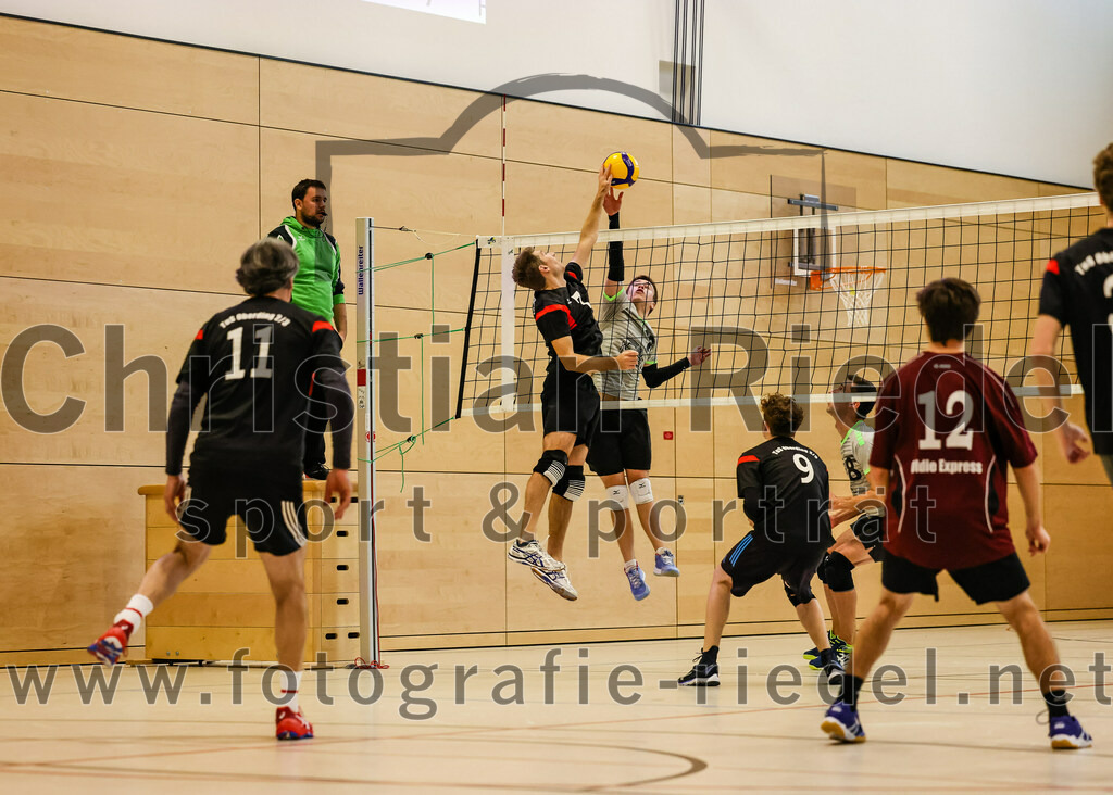 2021-11-27_069_TuS_Oberding_II_gegen_MTV_1881_Ingolstadt_III | Oberding, Deutschland, 27.11.2021:
Volleyball, Kreisliga 2021 / 2022, 5. Spieltag, TuS Oberding II gegen MTV 1881 Ingolstadt III, Endergebnis: 3:2

Gregor Bartkowski (TuS Oberding, #11), Christoph Stegemann (TuS Oberding, #7), Hayden Lorenz (TuS Oberding, #9), Lucas John (TuS Oberding, #12)

Foto: Christian Riedel / fotografie-riedel.net