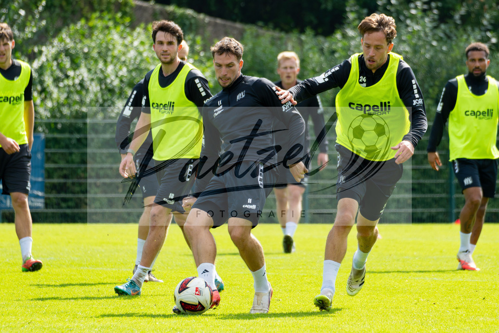 20260909_TRAOSN_0142 | Fußball, Herren: Robin Meißner (VfL Osnabrück) und Jannik Müller (VfL Osnabrück) im Zweikampf beim Training des VfL Osnabrück am 09.09.2026 im Sportpark Illoshöhe in Osnabrück, Deutschland.(Foto von Nico Paetzel) - Realisiert mit Pictrs.com