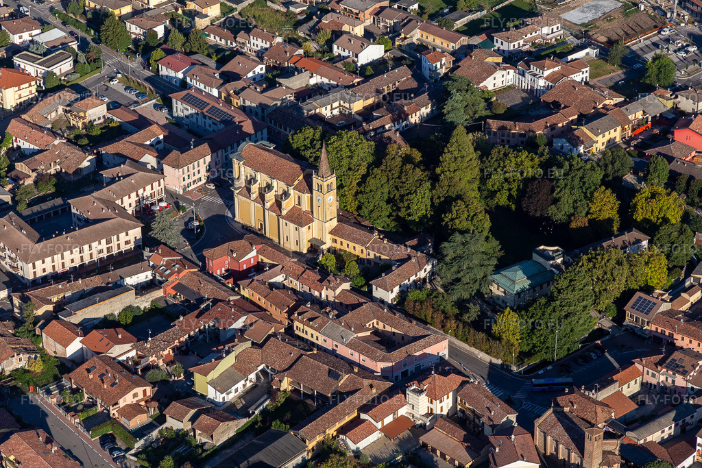 Vue aérienne: Paroisse de San Vittore Martire à Agnadello dans le département Cremona, Italie – .Photo: IMG_134550.jpg prise le 19/09/2022 par Werner Riehm/FLY-FOTO.eu – Résolution de l'original: 5472 x 3648 px – Parrocchia di Agnadello