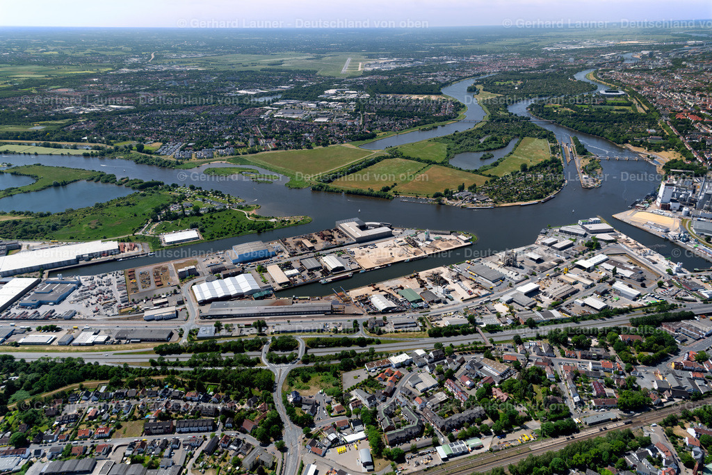 4029485 | BREMEN 01.06.2020 Kaianlagen und Schiffs- Anlegestellen am Hafenbecken des Binnenhafen am Ufer der Weser im Ortsteil Hemelingen in Bremen, Deutschland. Weiterführende Informationen bei: bremenports GmbH &amp; Co. KG. // Quays and boat moorings at the port of the inland port on shore of Weser in the district Hemelingen in Bremen, Germany. Further information at: bremenports GmbH &amp; Co. KG. Foto: Gerhard Launer