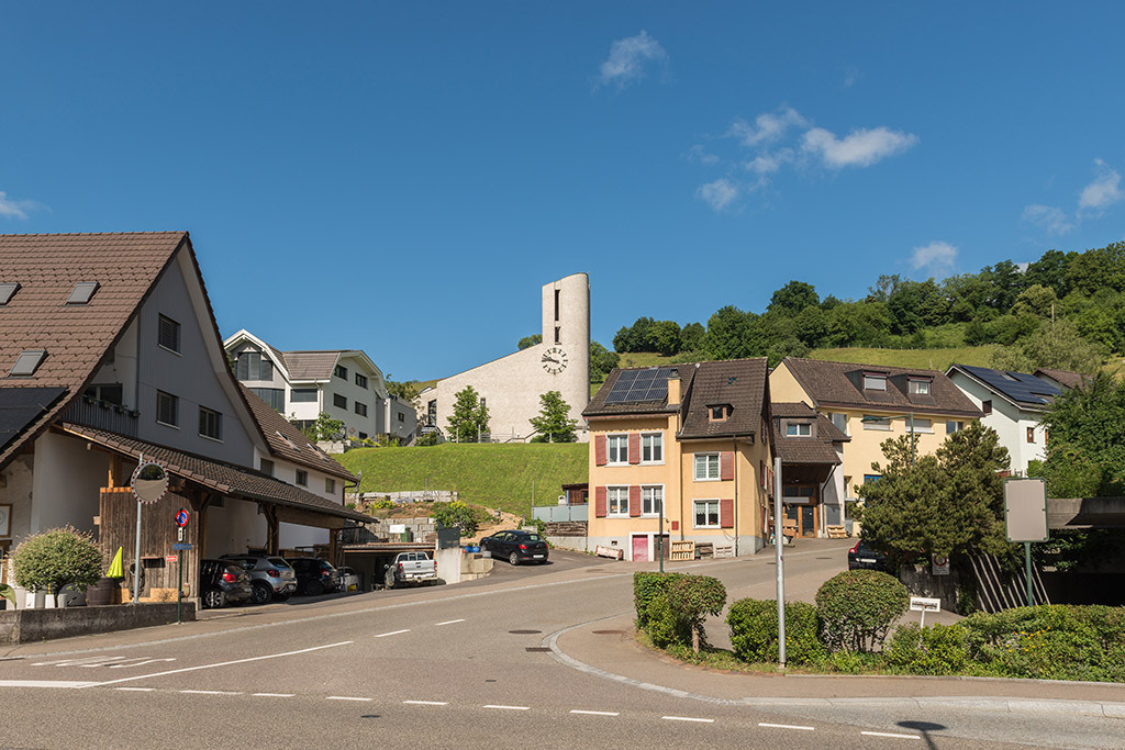 Häuserzeile mit Kirche | in Bubendorf, Baselland, Schweiz. - Realisiert mit Pictrs.com