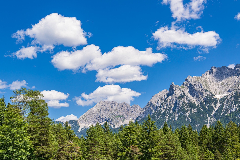 Landschaft mit Blick auf das Karwendelgebirge bei Mittenwald | Landschaft mit Blick auf das Karwendelgebirge bei Mittenwald.