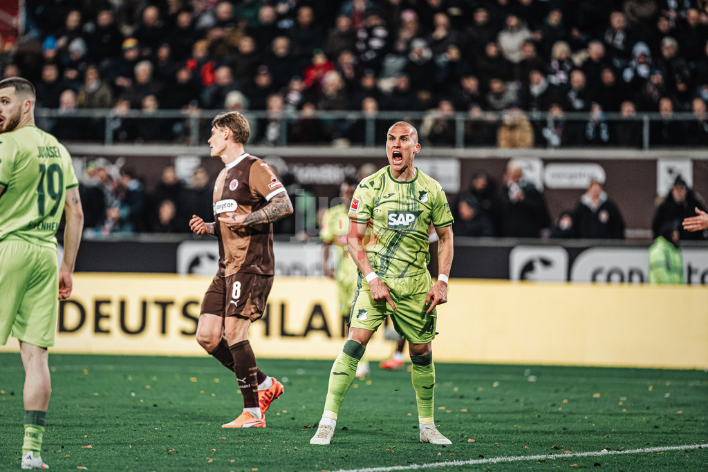 Fußball | Männer | Saison 2024/2025  | Fußball-Bundesliga | 26. Spieltag | FC St. Pauli vs. TSG Hoffenheim | 14.03.2025 | Leo Ostigard (#4, TSG Hoffenheim) beschwert sich über die Schiedsrichterentscheidung frustriert sauer