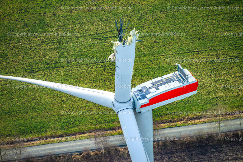 Alfstedt_Rotenburg_Wümme_Windrad_Rotorbruch_ELS_5084040223 | EBERSDORF 04.02.2023 Havarierte WEA Windkraftanlage mit abgerissenen Rotorblatt in Alfstedt im Bundesland Niedersachsen, Deutschland. Weiterführende Informationen bei: Energiekontor AG. // Damaged WEA wind turbine with a torn off rotor blade in Alfstedt in the state Lower Saxony, Germany. Further information at: Energiekontor AG. Foto: Martin Elsen