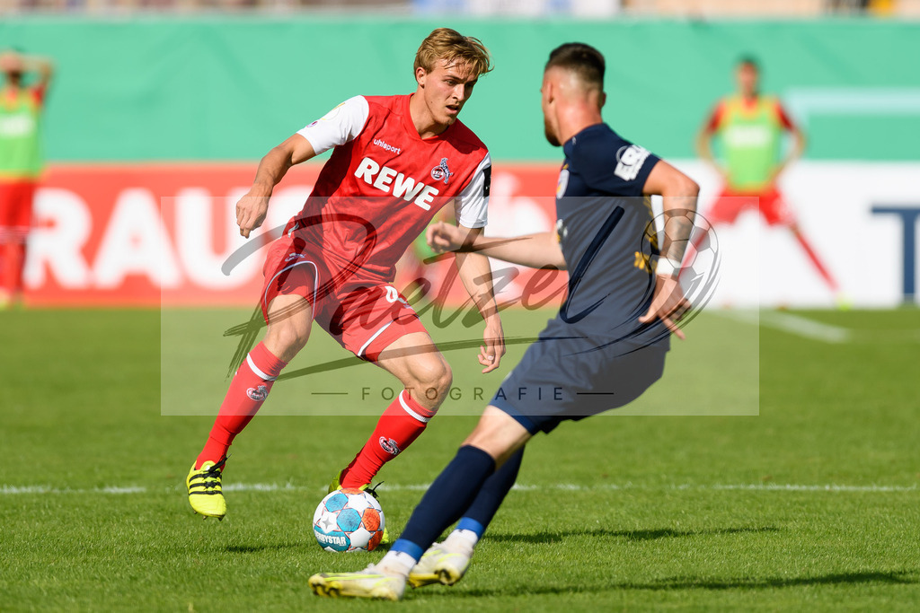 JENKOE20210808_276 | Fussball, Herren: Timo Huebers (1. FC Koeln) in Aktion, am Ball, Einzelaktion beim Spiel der 1. Runde im DFB-Pokal zwischen FC Carl Zeiss Jena und 1. FC Koeln im Ernst-Abbe-Sportfeld am 08.08.2021 in Jena, Deutschland.DFB / DFL REGULATIONS PROHIBIT ANY USE OF PHOTOGRAPHS AS IMAGE SEQUENCES AND/OR QUASI-VIDEO. - Realisiert mit Pictrs.com
