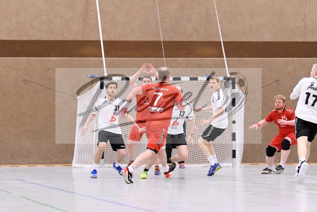 20200125_TEURWD_0067 | Handball, Herren:   beim Spiel der Landesklasse Süd zwischen SG Teuto Handball vs. RW Damme am 25.01.2020 in der Sporthalle-Gellenbeck in Hagen a.T.W., Deutschland.(Foto von Nico Paetzel) - Realisiert mit Pictrs.com