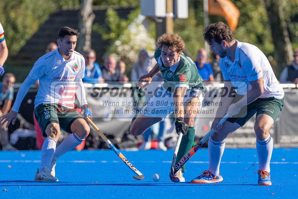 HK_20221009_100855 | 1. Bundesliga Herren Crefelder HTC - Uhlenhorst Mülheim am 9.10.2022 Crefelder HTC, Krefeld , Martin Ignacio Ferreiro ( Crefelder HTC #18 ) links , Moritz Ludwig ( Uhlenhorst Mülheim #25 ) rechts Masi Pfandt ( Crefelder HTC #77 )