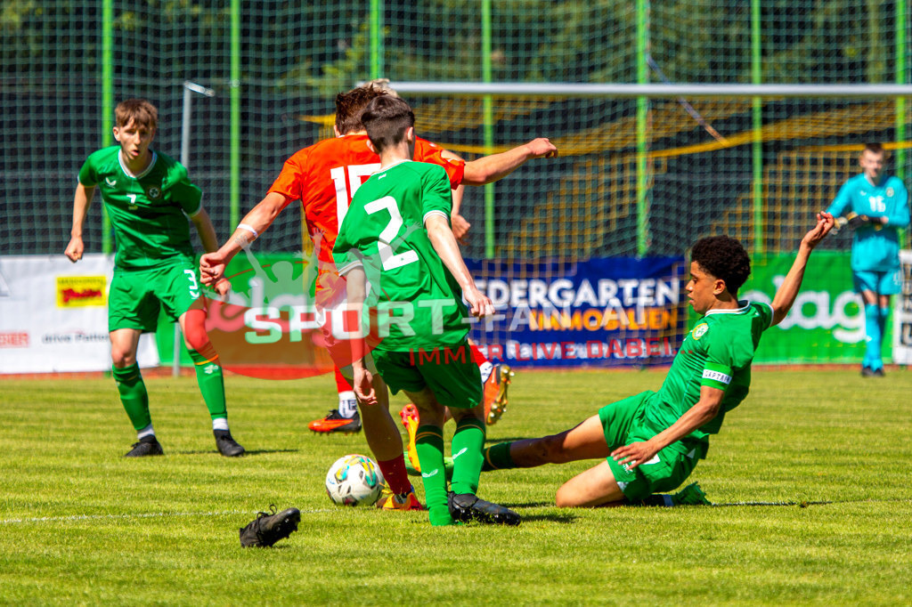Fußball Halbfinale | Ben Dumigan (U15 Irland #3) Lukas Posch (U15 Österreich #15) Tadhg Prizeman (U15 Irland #2)Victor Ozhianvuna (U15 Irland #7) Fußball Halbfinale, Irland U15 - Österreich U15 am 29.04.2024 in Arnoldstein (Sportplatz), Austria, (Photo by Ernst Krawagner sport-fan.at) - Realisiert mit Pictrs.com