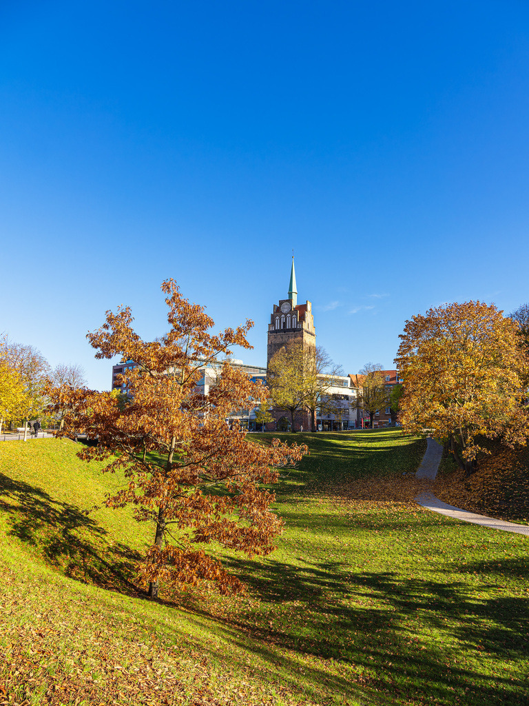 Blick auf das Kröpeliner Tor in der Hansestadt Rostock im Herbst | Blick auf das Kröpeliner Tor in der Hansestadt Rostock im Herbst.