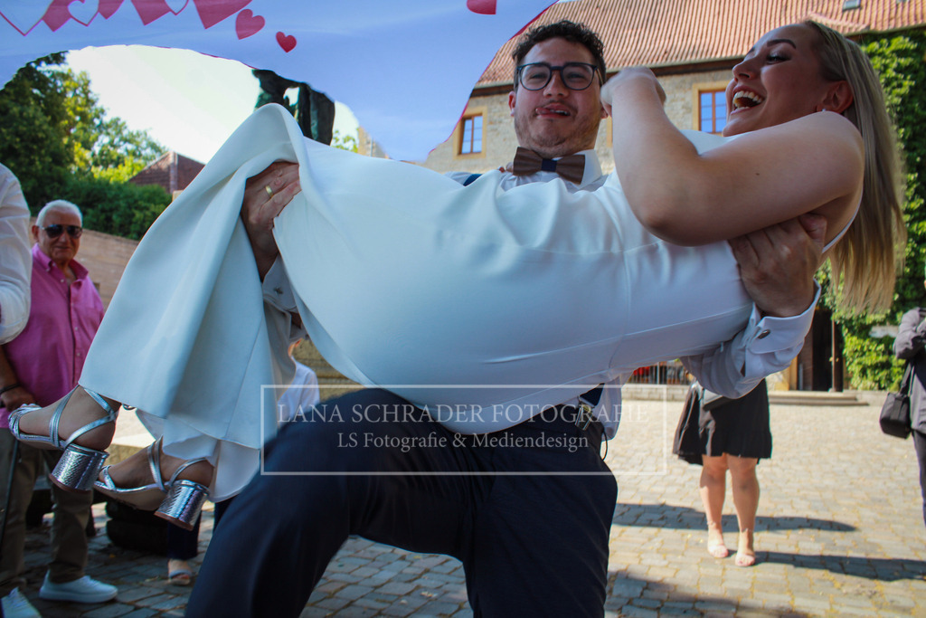 Hochzeit Sven _ Evi 30.06.22 Standesamt-02 | lanaschraderfotografie - Realisiert mit Pictrs.com