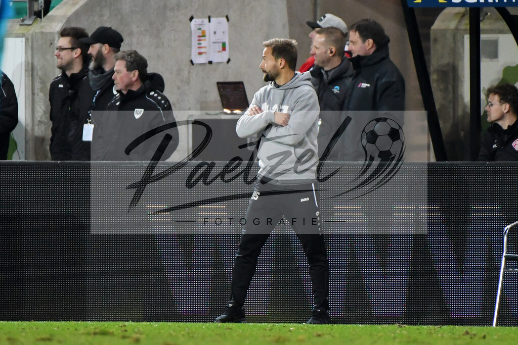 20200214_SCPFWK_0061 | Fussball, Herren: Trainer Michael Schiele (FC Wuerzburger Kickers) schaut waehrend des Spiels der 3. Liga zwischen SC Preussen Muenster und FC Wuerzburger Kickers im Preussenstadion am 14.02.2020 in Muenster, Deutschland.DFB / DFL REGULATIONS PROHIBIT ANY USE OF PHOTOGRAPHS AS IMAGE SEQUENCES AND/OR QUASI-VIDEO. - Realisiert mit Pictrs.com