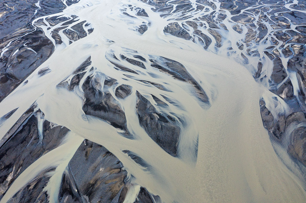 island-DJI_0271 | Der Fluss Markarfljót in Island entspringt im Gebirgsmassiv der Rauðufossafjöll, östlich des Vulkans Hekla. Er strömt durch enge Schluchten, bis er auf die weite Sandurebene des Südlandes in der Nähe der Þórsmörk hinaustritt. Hier entstand dieses Luftbild des Deltas. - Realisiert mit Pictrs.com