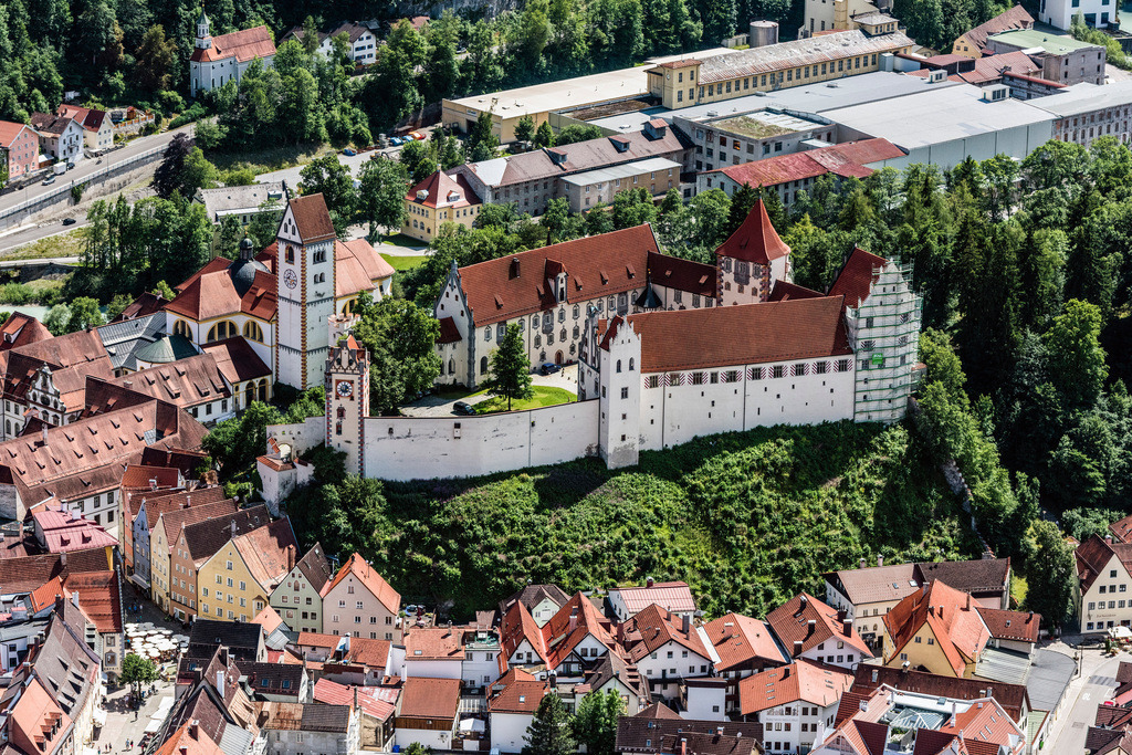 dr__0019217.jpg | FüSSEN 04.07.2017 Burganlage des Schloß Hohes Schloss Füssen in Füssen im Bundesland Bayern, Deutschland. // Castle of Schloss Hohes Schloss Fuessen in Fuessen in the state Bavaria, Germany. Foto: Daniel Reiter