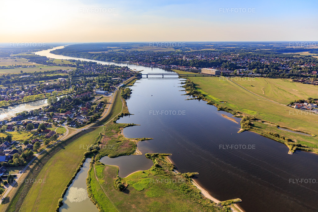 Luftbild: Elbe aus Osten mit Brücke der B209 in Hohnstorf im Bundesland Niedersachsen in Deutschland. Foto: IMG_110445.jpg vom 21.08.2018 durch Werner Riehm/FLY-FOTO.de