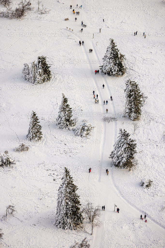 Winterberg221201498 | Luftbild Spazierengehen in der Winterlandschaft, schneebedeckte Bäume, Winterwunderland in Winterberg im Sauerland, am Kahlen Asten und den Skiabfahrten und dem Skilift-Karussell Winterberg, Winterberg, Sauerland, Nordrhein-Westfalen, Deutschland