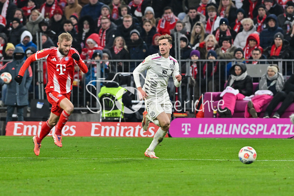 FC Bayern München - 1. FSV Mainz 05 | MUNICH, GERMANY - 14. DECEMBER: im Duell Konrad LAIMER (FC Bayern Munich 27) und Nikolas VERATSCHING (1. FSV Mainz 05 22) / während dem Bundesligamatch zwischen dem FC Bayern München und dem 1. FSV Mainz 05 am 14. Spieltag in der Allianz Arena / DFL REGULATIONS PROHIBIT ANY USE OF PHOTOGRAPHS AS IMAGE SEQUENCES AND/OR QUASI-VIDEO