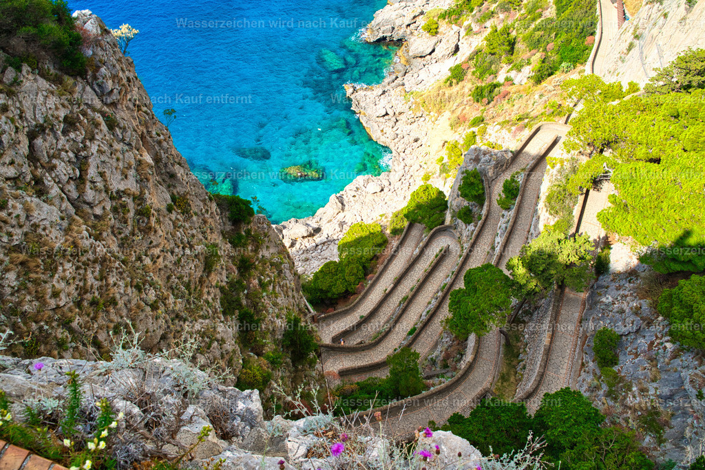Capri - Via Krupp | Capri ist eine traumhafte Insel im Golf von Neapel, bekannt für türkisblaues Meer, beeindruckende Felsklippen, mediterrane Landschaften und die berühmten Faraglioni. - Realisiert mit Pictrs.com