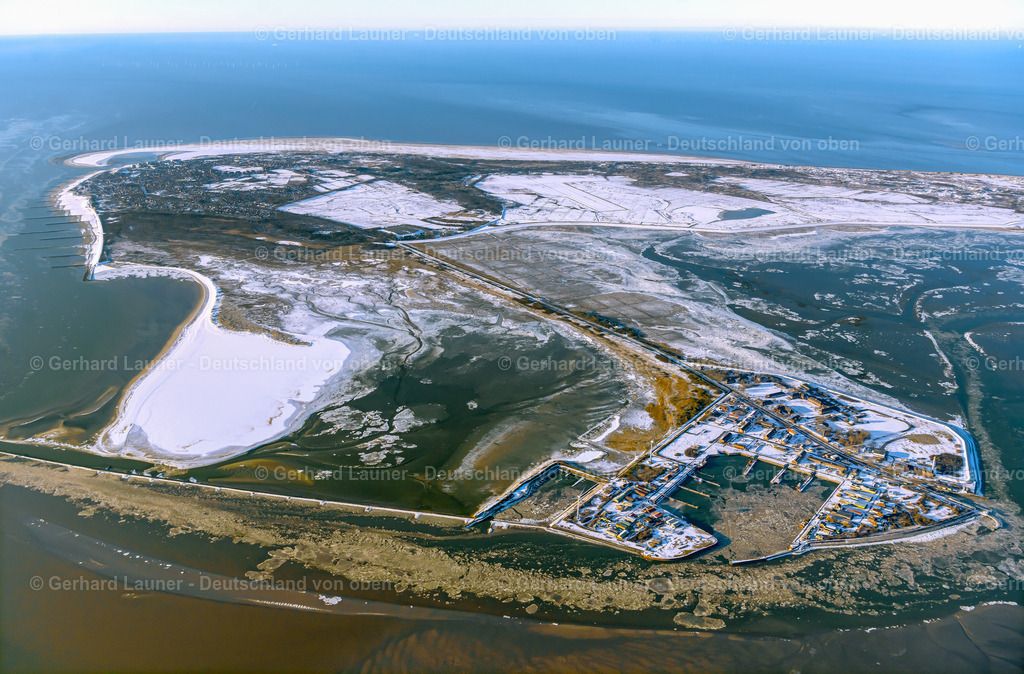 4044104 | BORKUM 13.02.2021 Winterlich schneebedeckte Sandstrand- Landschaft entlang des Küsten- Verlaufes der Nordsee in Borkum im Bundesland Niedersachsen, Deutschland.