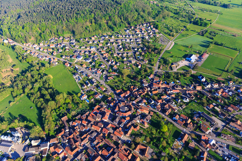Aerial view: Town center from the south in Dossenheim-sur-Zinsel in the state Bas-Rhin, France.Photo: IMG_146011.jpg taken on 05/01/2025 by Werner Riehm/FLY-FOTO.comResolution of the original: 5472 x 3648 px